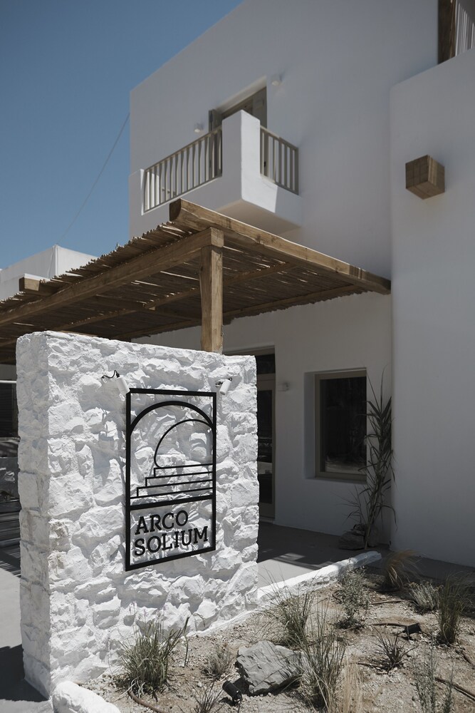 Arco Solium Suites 4/48