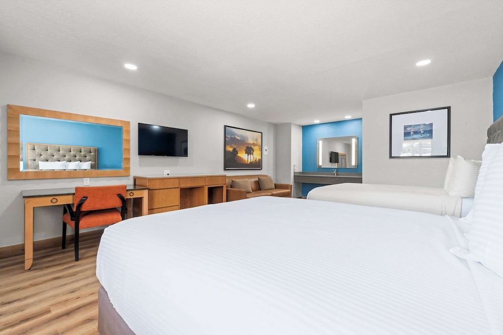 Econo Lodge Inn & Suites Sealy 30/52
