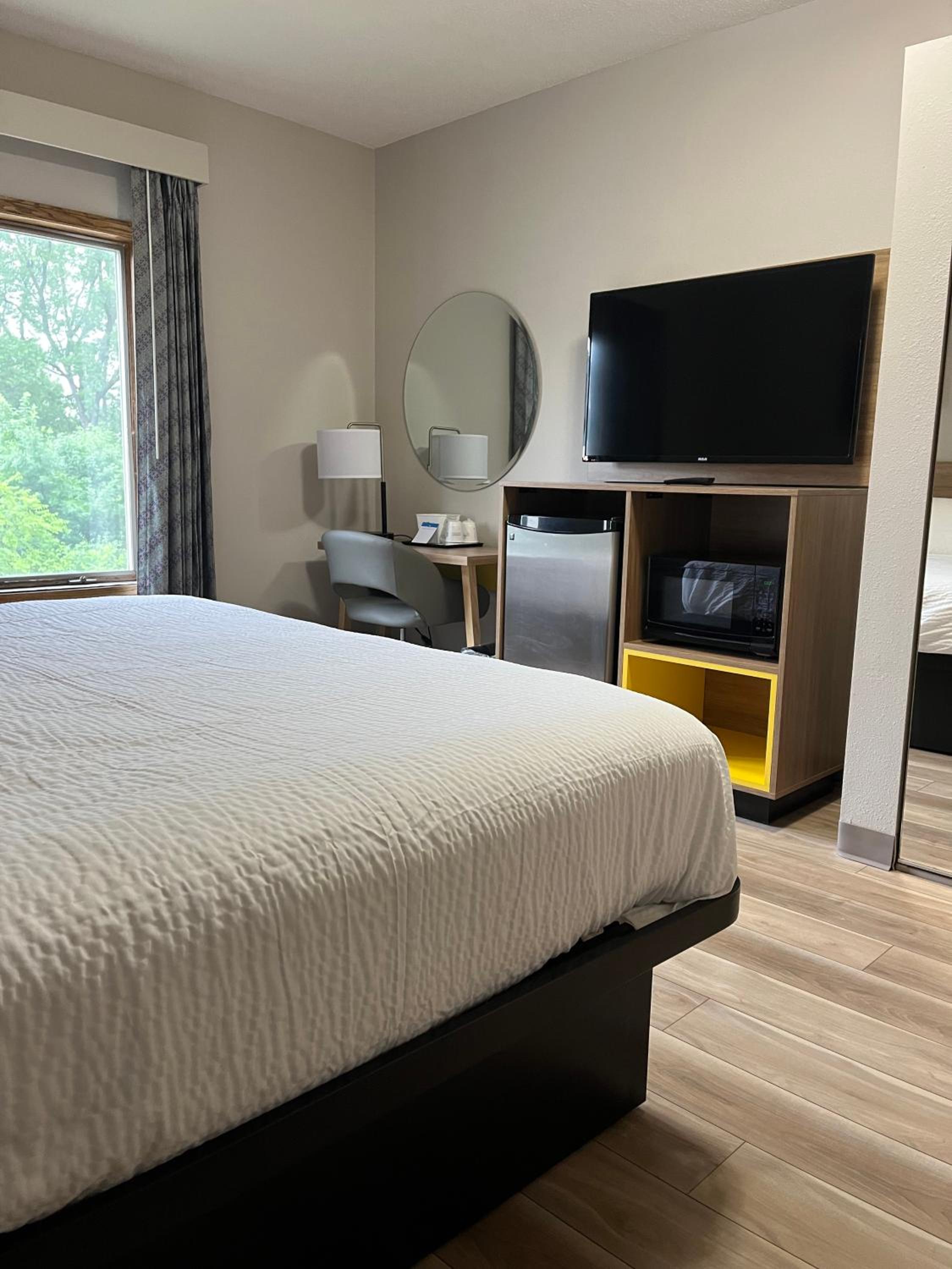 غرفة بسرير كينج بحوض استحمام لذوي الإعاقة، Days Inn by Wyndham Hutchinson 5/9