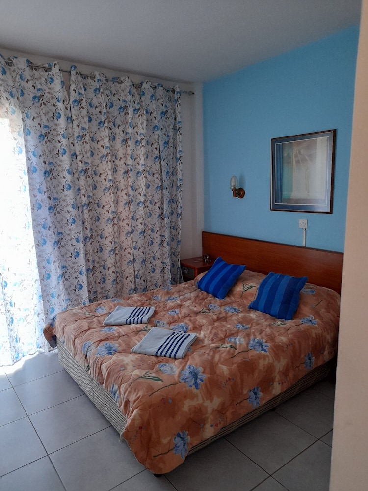 Onisillos Hotel 11/45