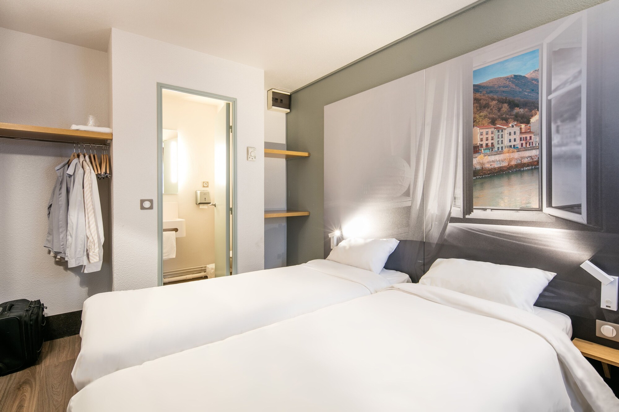 ROOM, QUADRUPLE