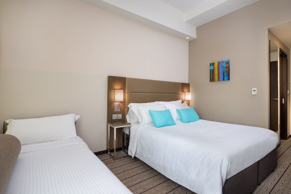 ROOM, QUEEN BED, SOFA