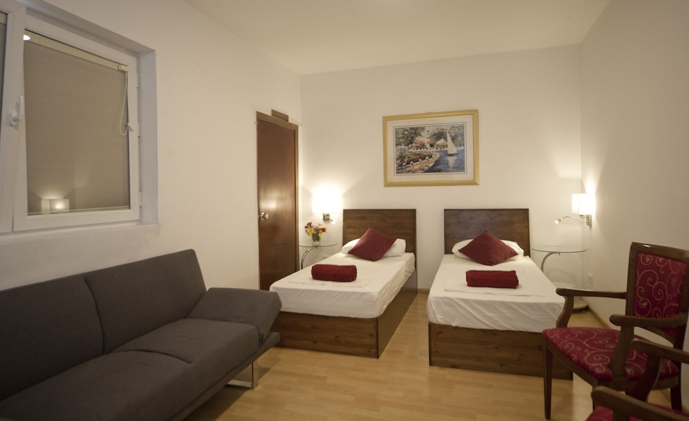 DELUXE, TWIN BEDS, SHARED BATHROOM