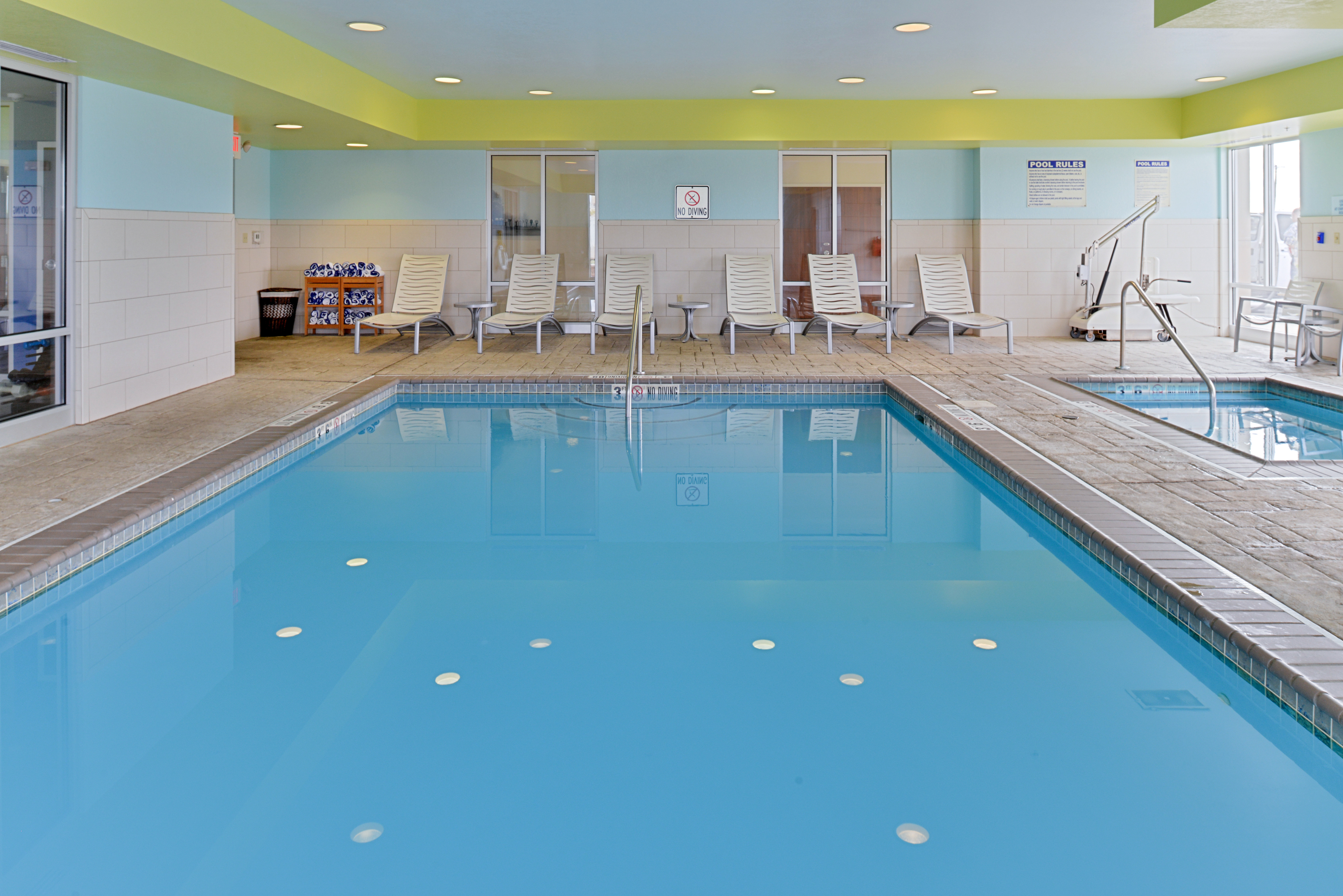 Holiday Inn Express Hotel and Suites Terre Haute 37/73