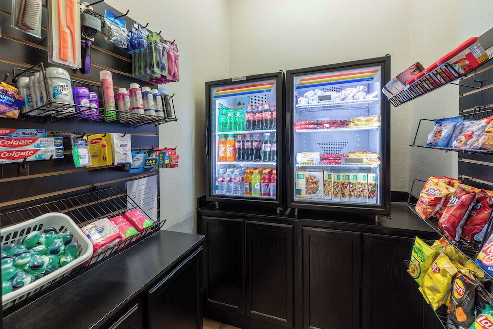 La Quinta Inn & Suites by Wyndham Fort Worth - Lake Worth 35/50