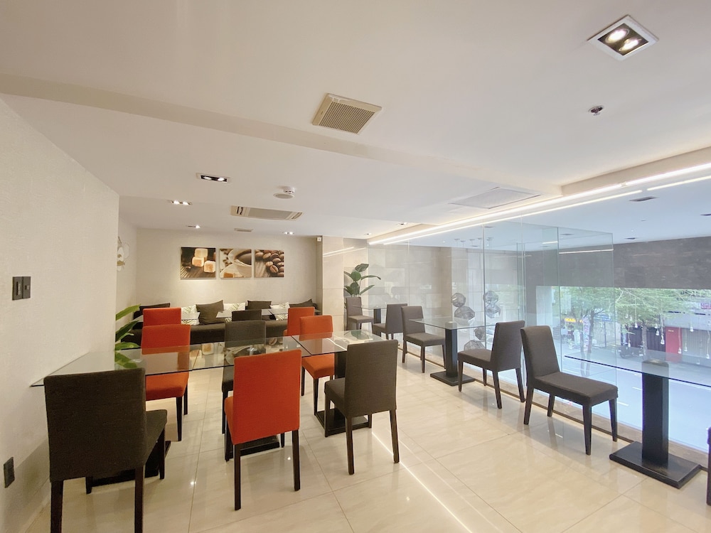 The Luxe Hotel 36/50