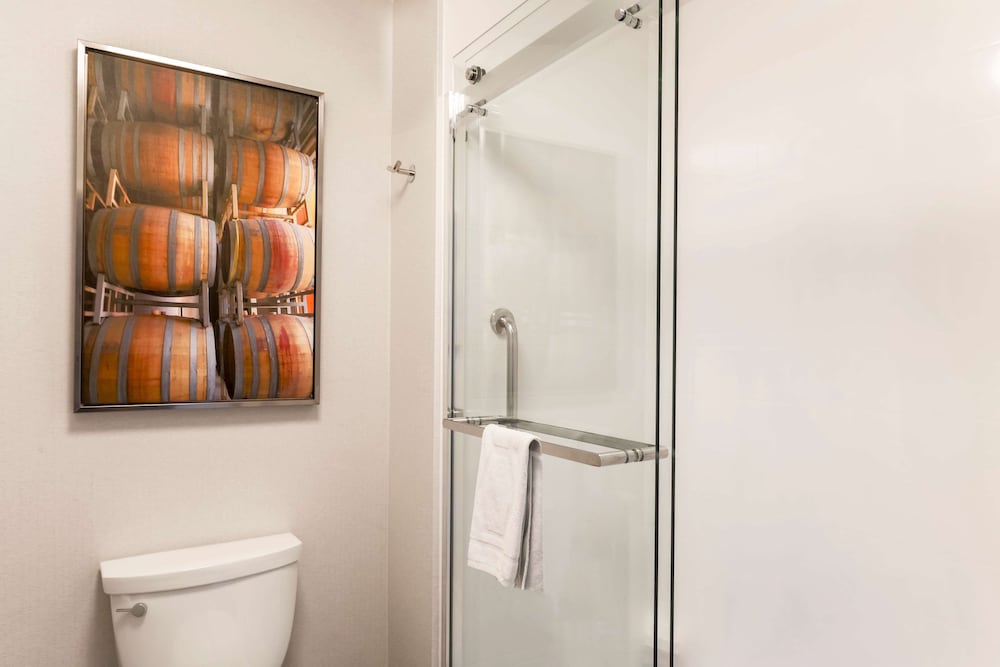 Hampton Inn & Suites Windsor - Sonoma Wine Country 18/40