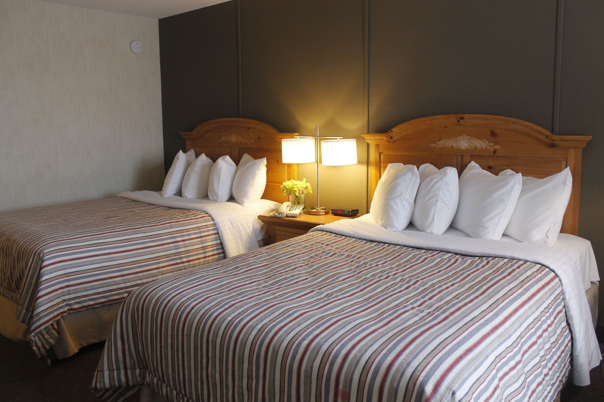 STANDARD, 2 QUEEN BEDS, CITY VIEW