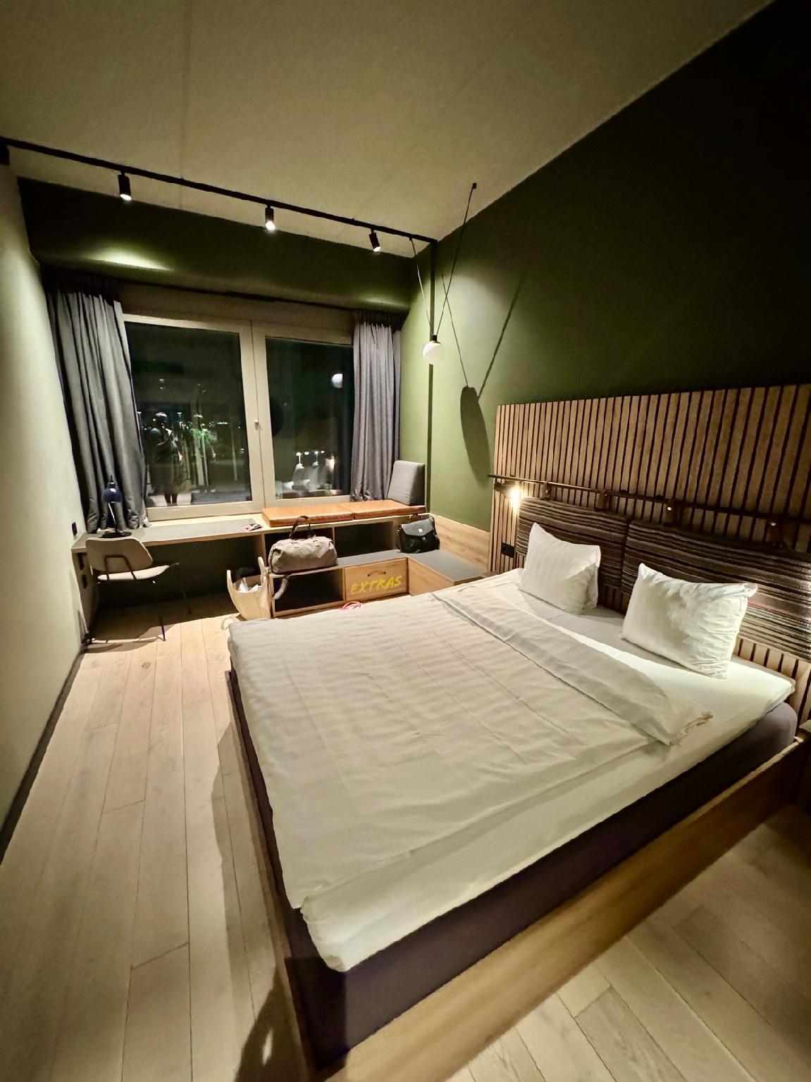 Standard, Queen Bed