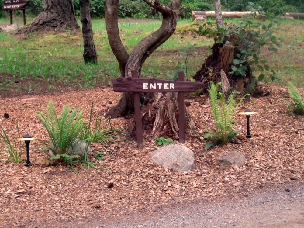 Inn to the Woods Bed and Breakfast 26/33