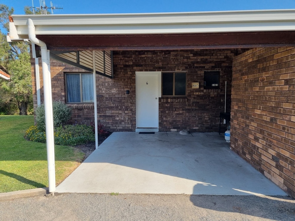 EMU BEACH CHALETS 29/35