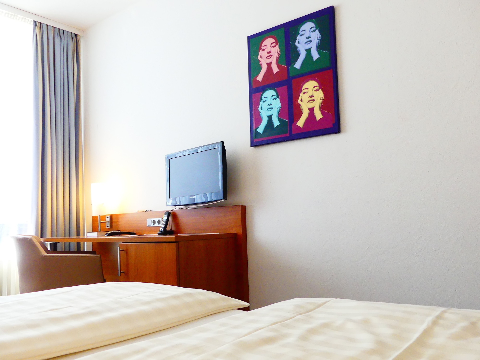 ROOM, DOUBLE BED
