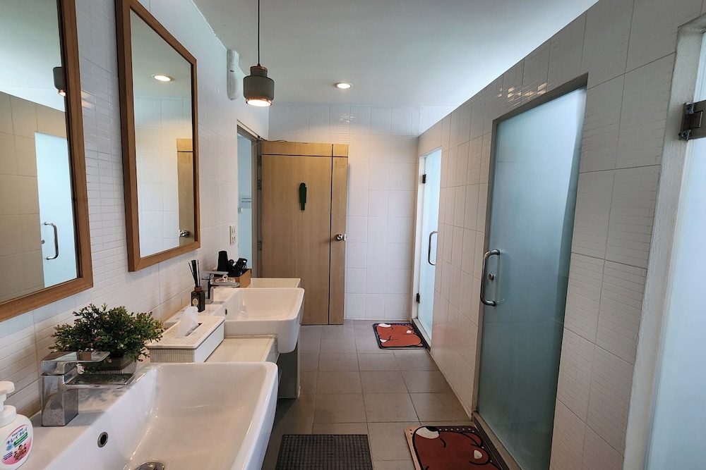 Ease Hostel 31/34