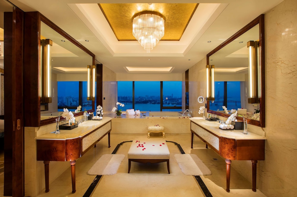 HILTON WUHAN RIVERSIDE 58/79