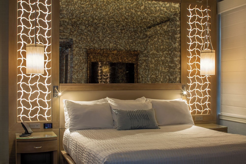 PREMIER, STUDIO, SUITE, KING BED, CITY SIDE