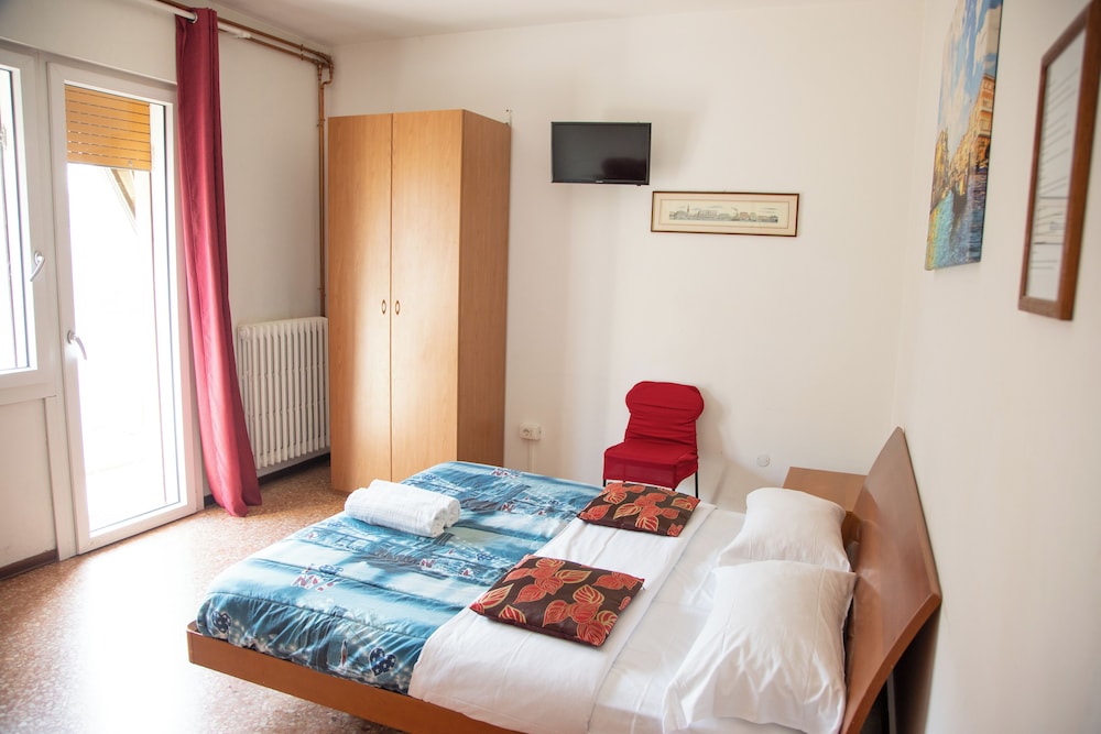 Standard, Triple, 1 Double and 1 Single Bed, Park View, Shared Bathroom