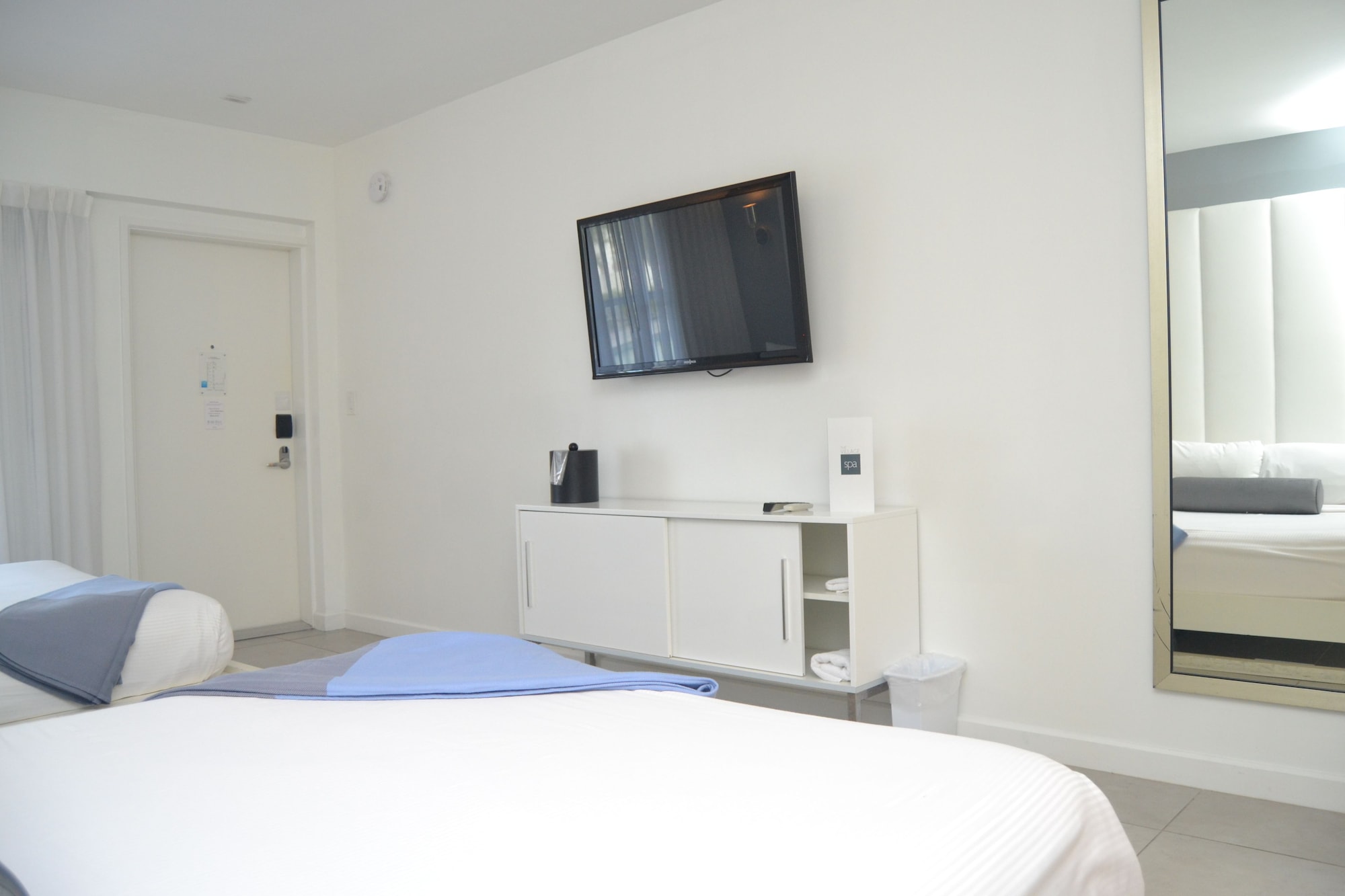 studio, 2 queen beds