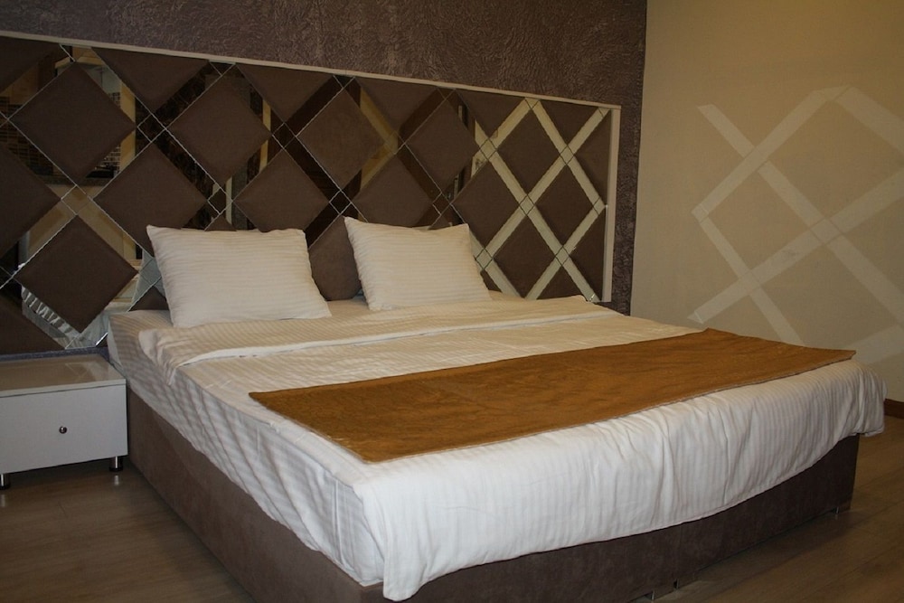 SUPERIOR, DOUBLE OR TWIN BED, CITY VIEW, KITCHEN