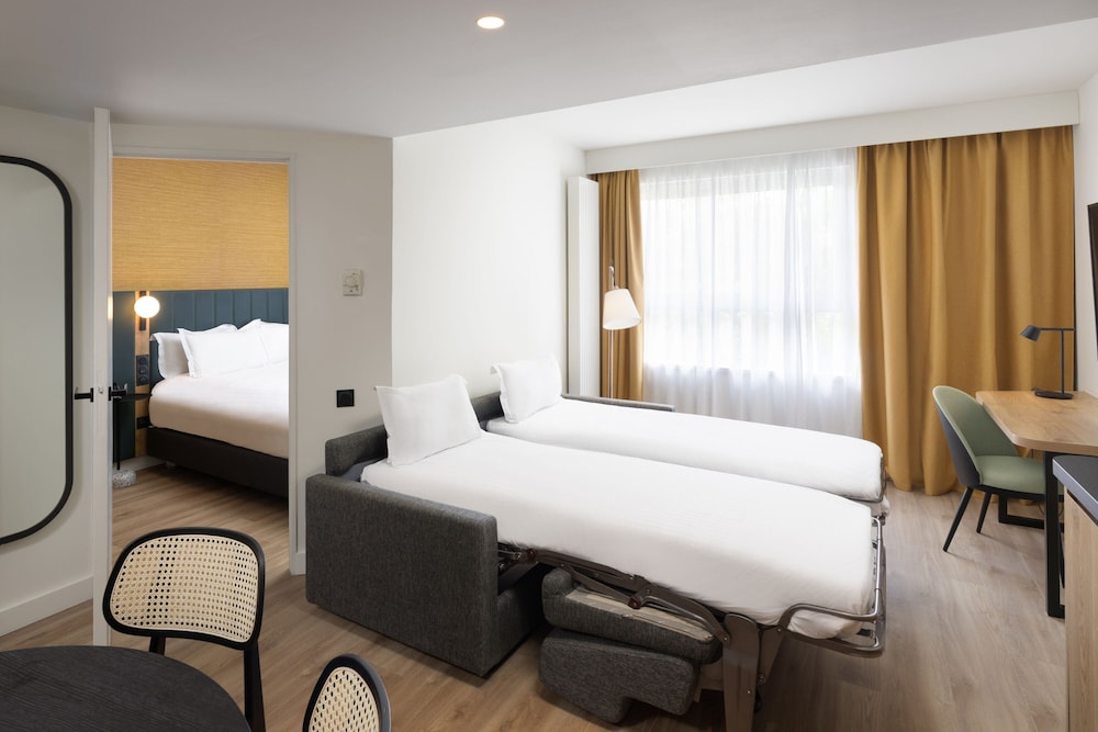 1 BEDROOM, SUITE