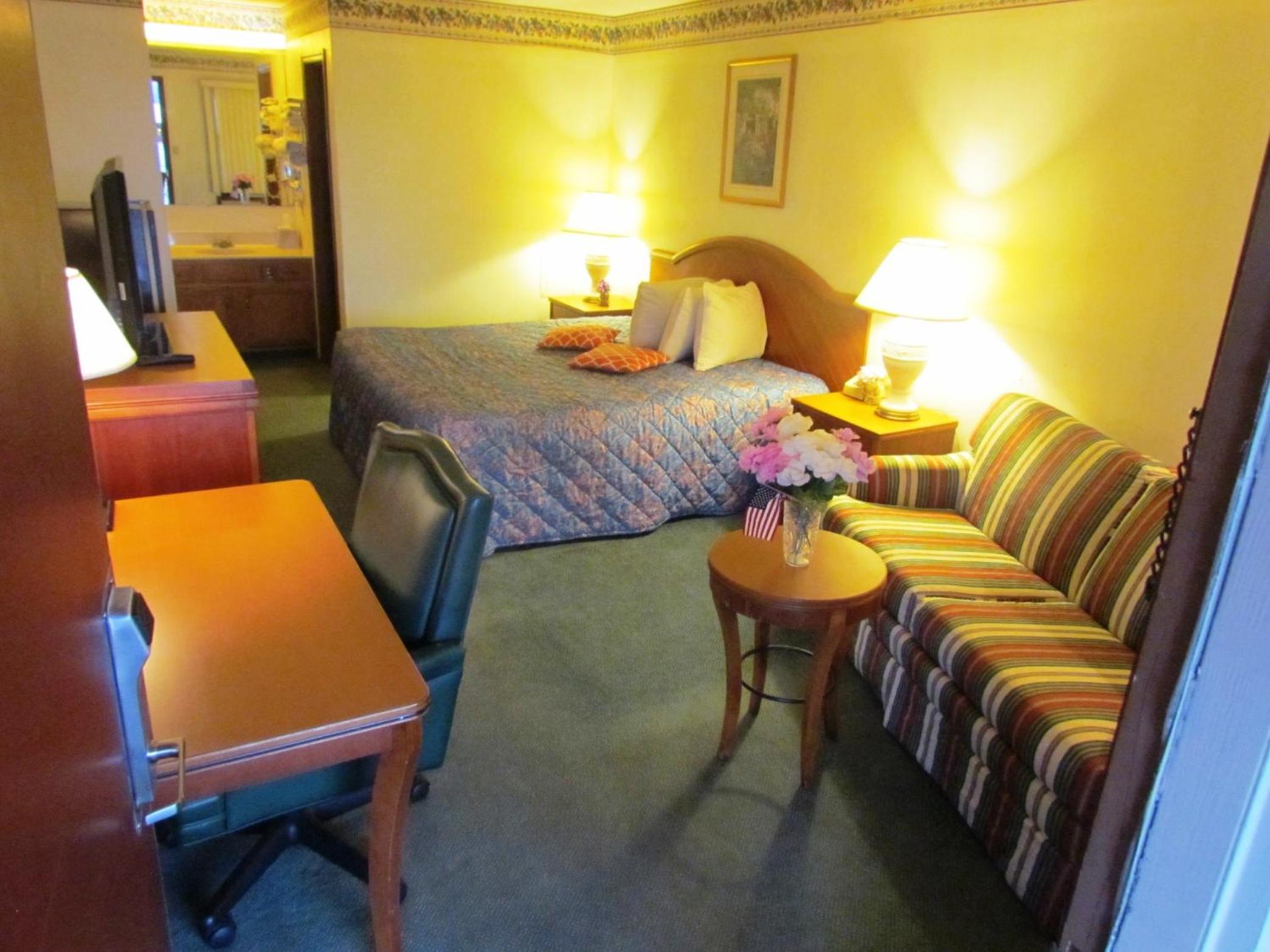 Travel Inn & Suites 7/11
