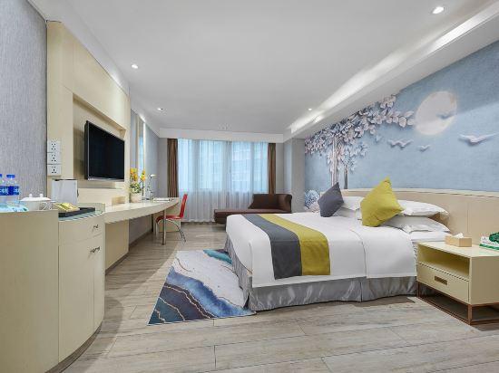 Space, Deluxe, Queen Bed
