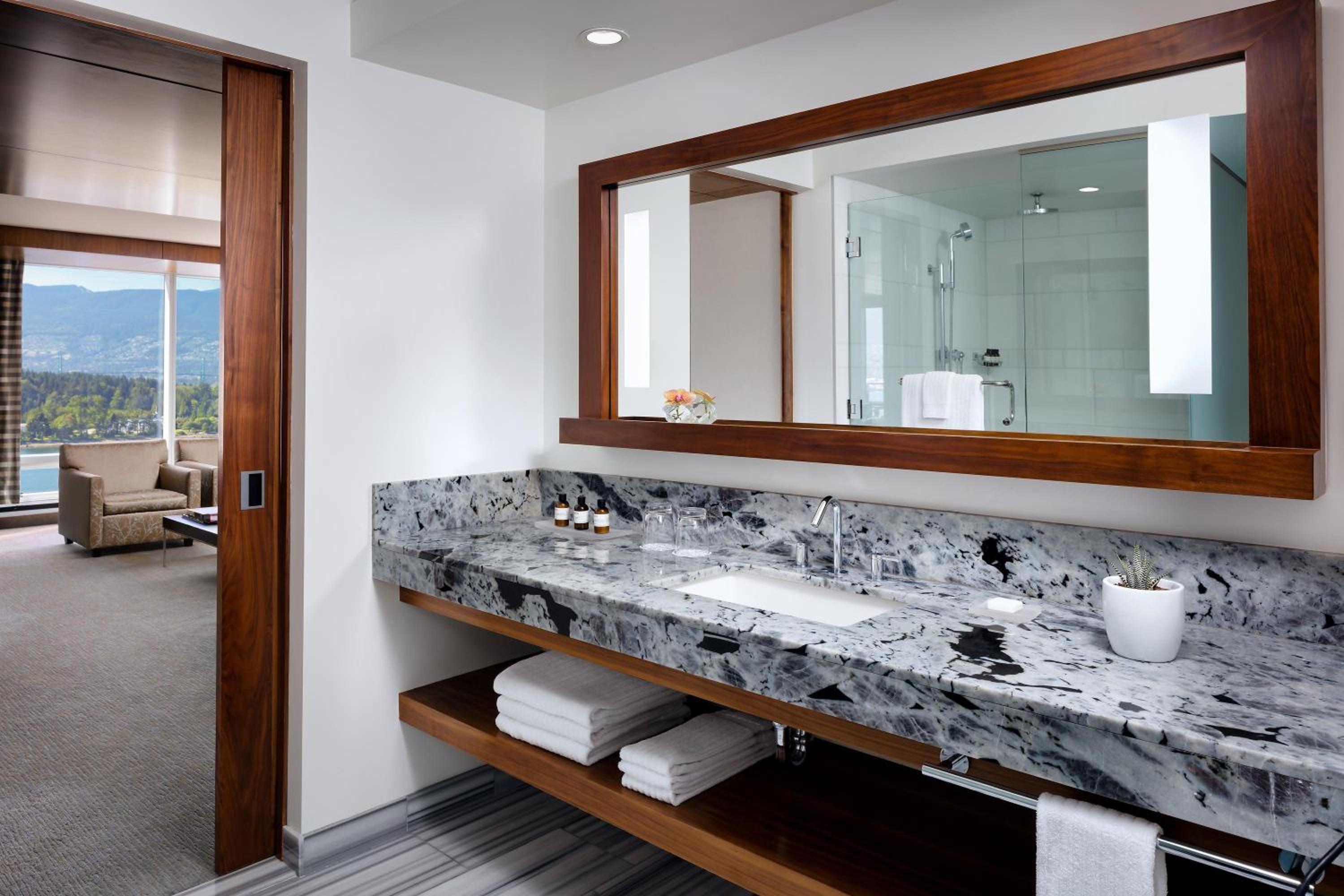 Fairmont Gold, Harbor, Suite, King Bed, Mountain View, Corner, Fairmont Pacific Rim 10/10
