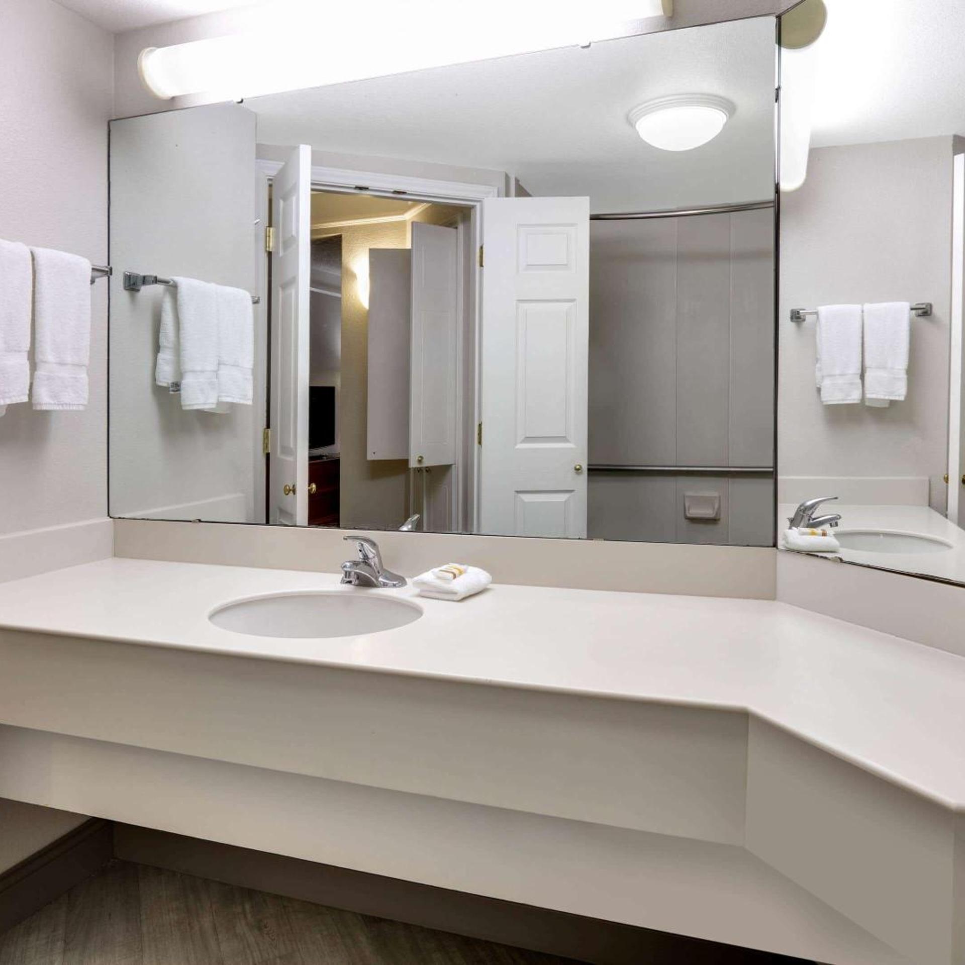 Room, 2 Double Beds, Pool Side, La Quinta Inn & Suites by Wyndham Dallas - Addison Galleria 6/6
