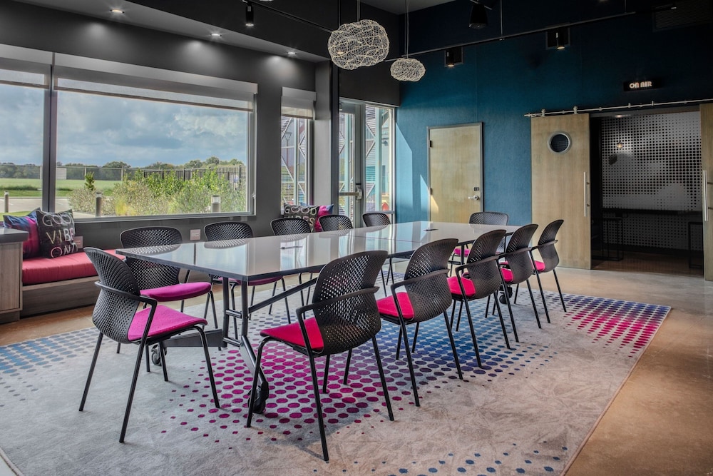 Aloft Dallas Arlington 24/34