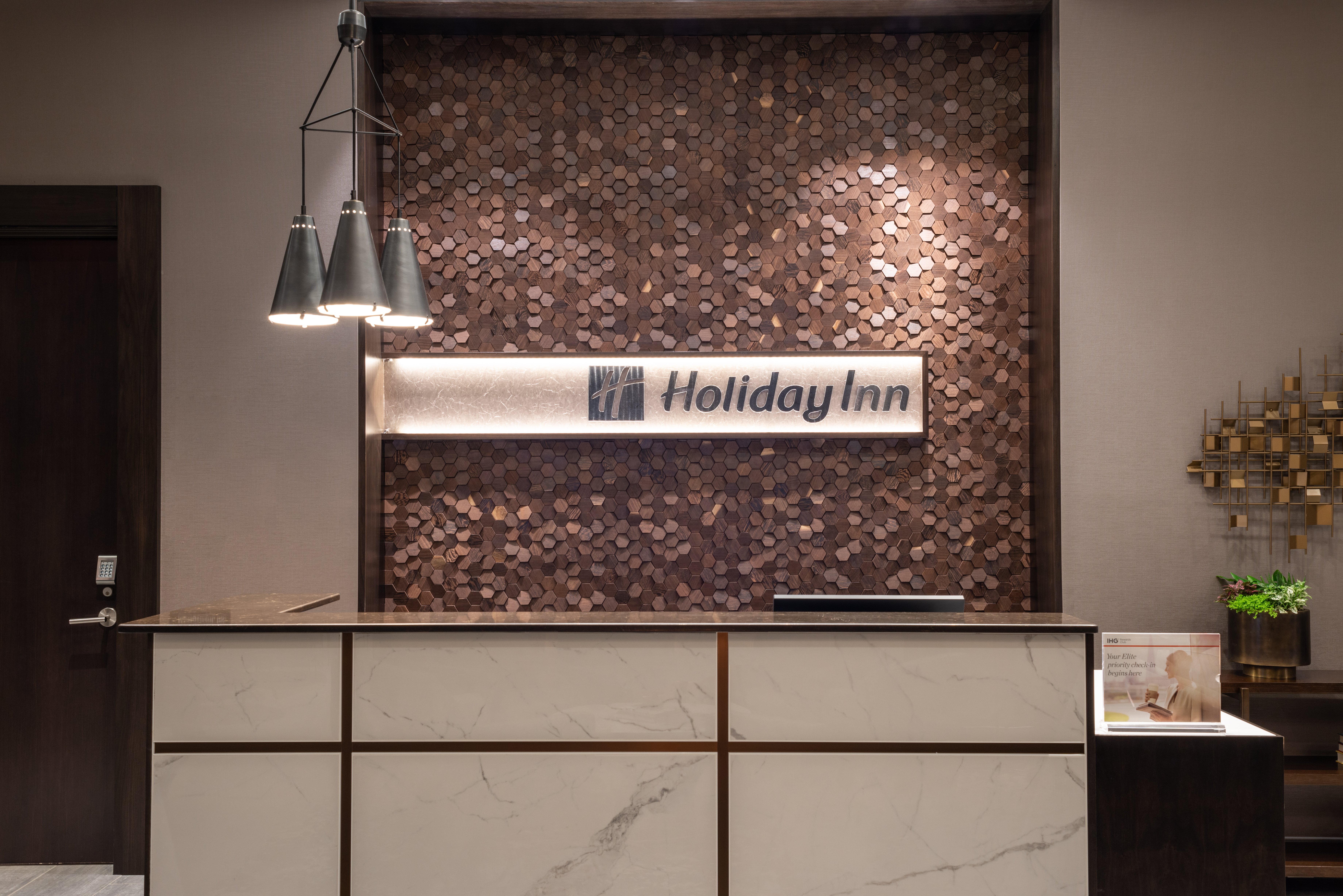 HOLIDAY INN BOSTON LOGAN AIRPORT - CHELSEA 10/64