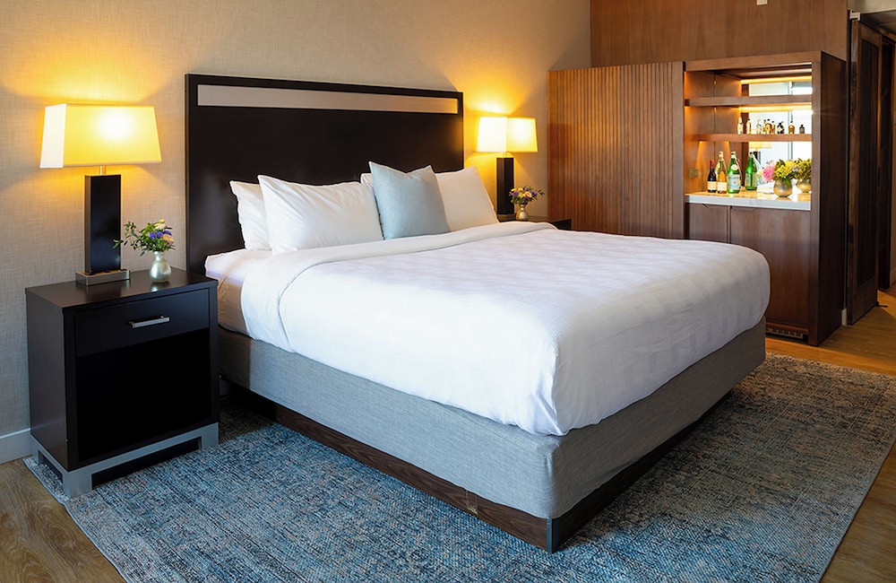 ROOM, KING BED, POOL VIEW