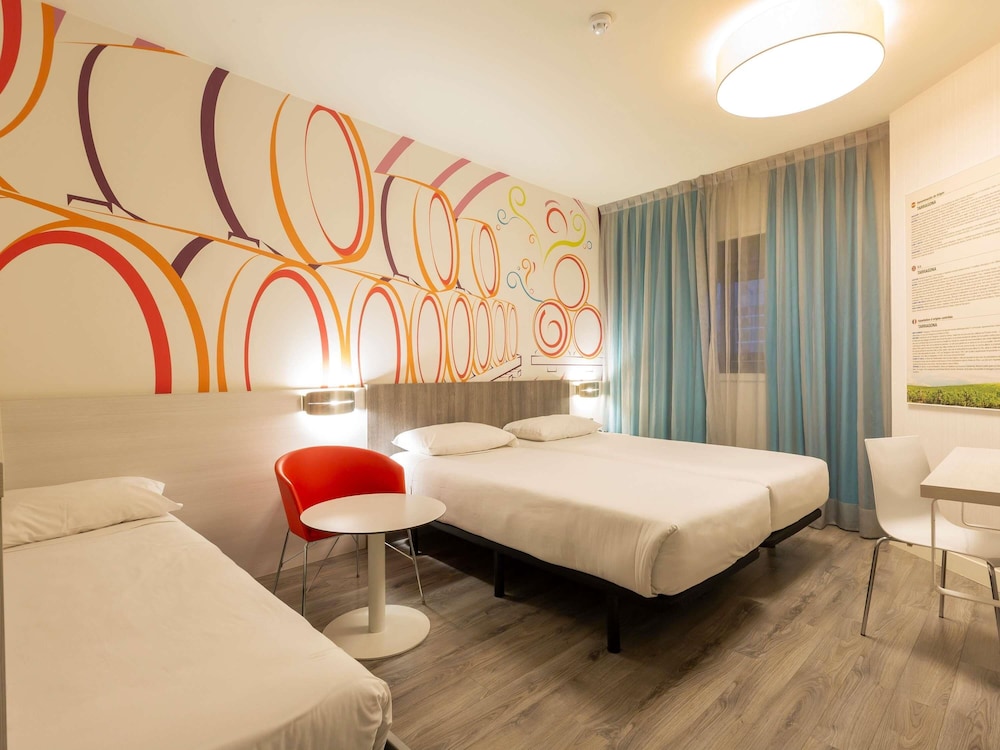 Room, Triple, 3 Beds, Interior View, Ibis Styles Madrid Prado 4/5