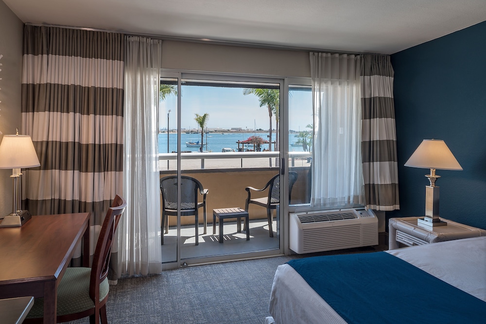 Bay Club Hotel & Marina 40/65