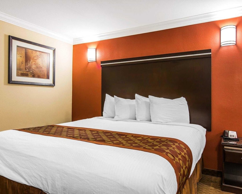 Rodeway Inn and Suites Corona 22/39