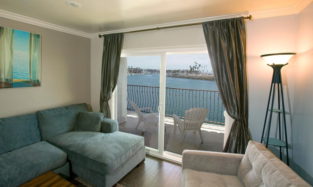 Oceanside Marina Suites 26/43