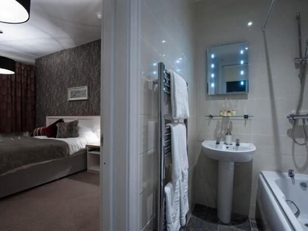 The Parkwood Hotel 20/20