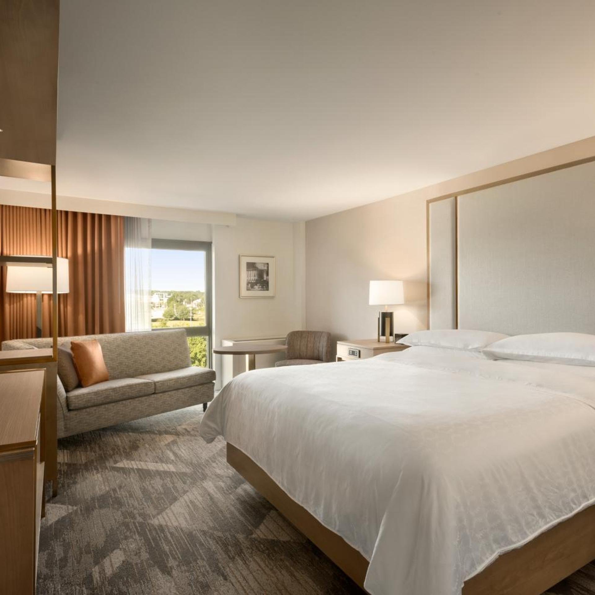 Executive, Suite, King Bed, Sofa, Club Floor