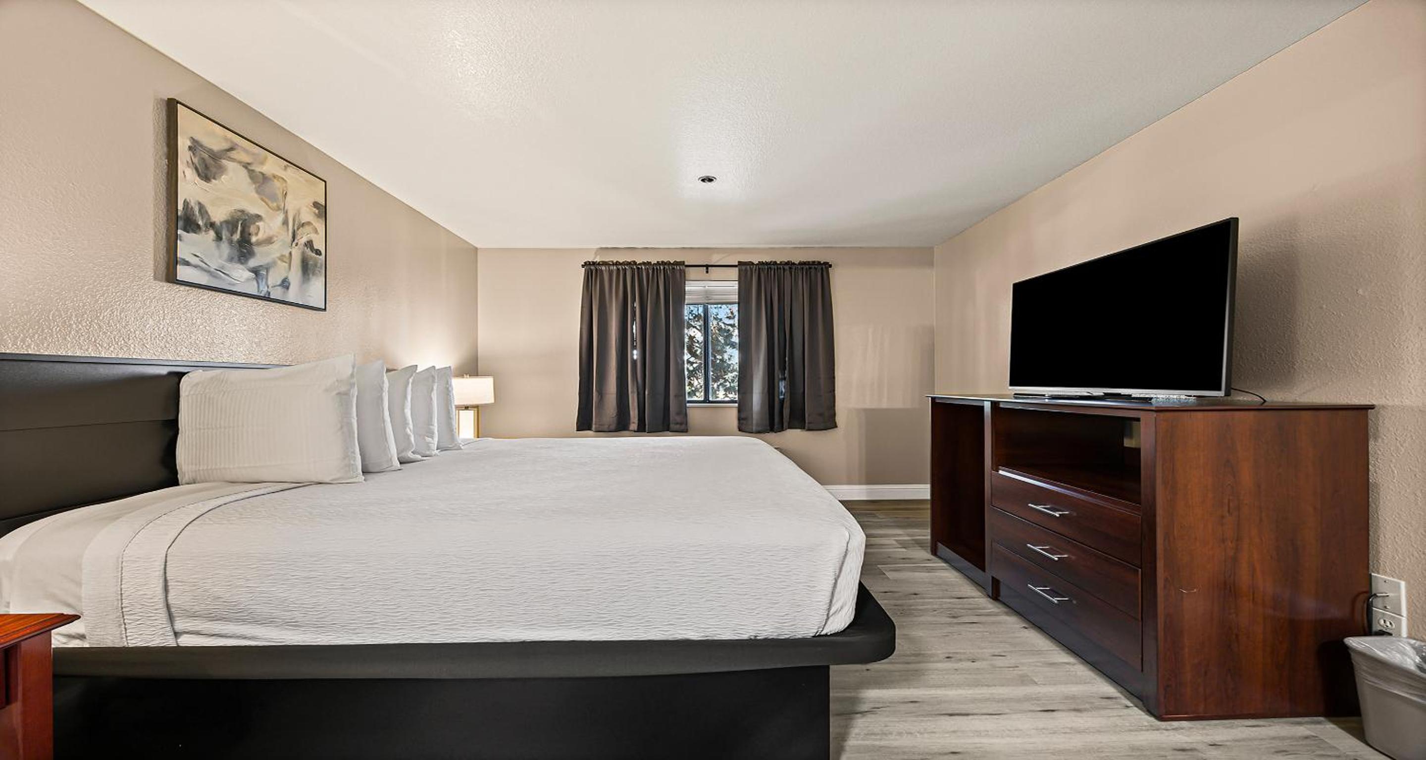 Apartment, King Bed, Dining Area, Sofa, Living Area, Kitchen