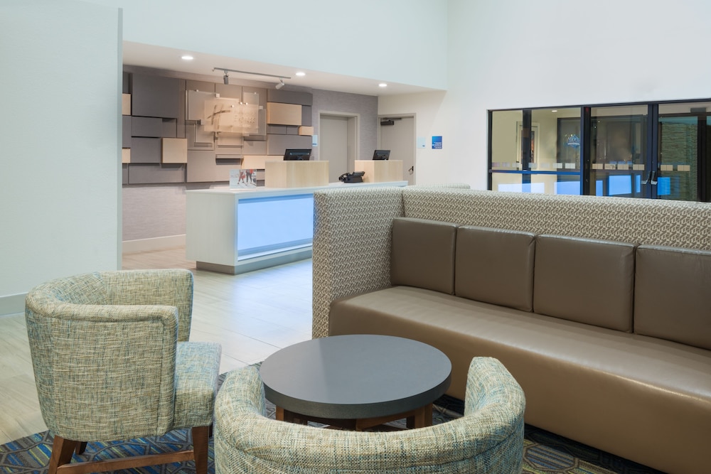 Holiday Inn Express & Suites Nearest Universal Orlando 12/48