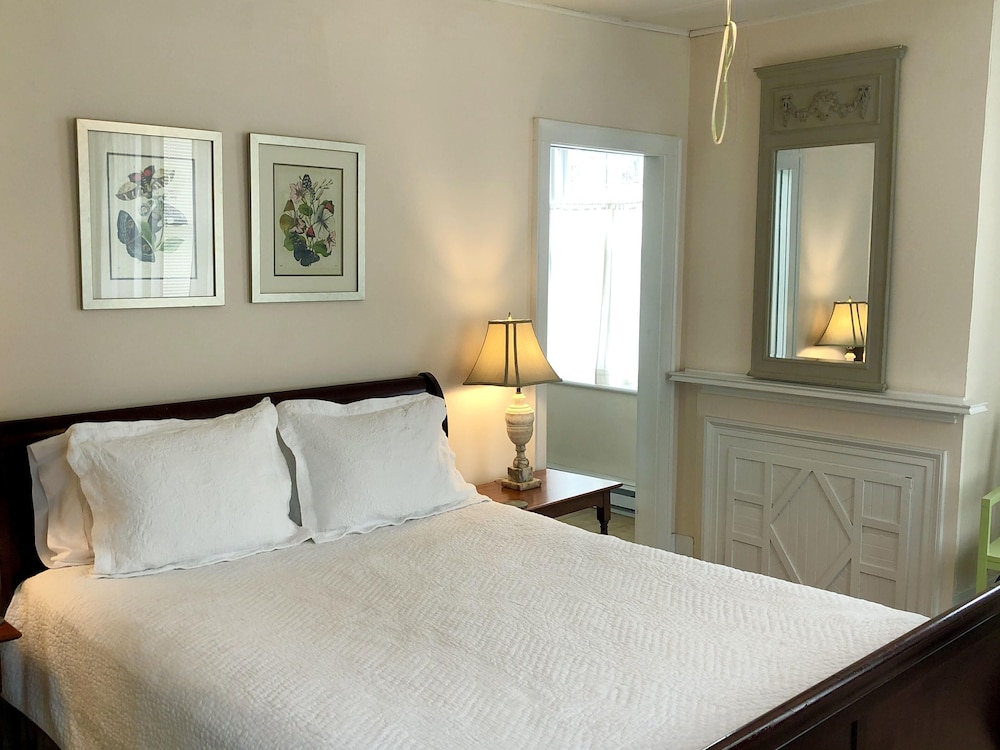 Rogues Harbor Inn 19/50
