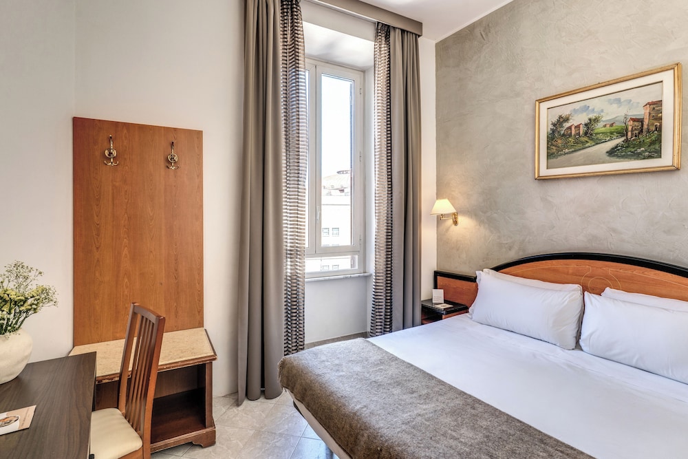ROOM, DOUBLE OR TWIN BED