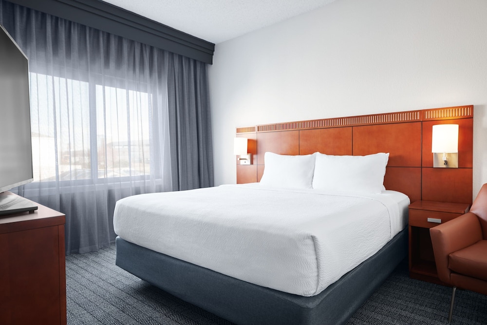 Courtyard by Marriott Kansas City Overland Park/Metcalf, South of College Boulevard 16/56