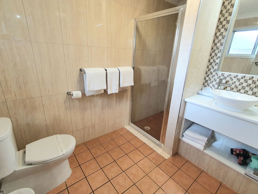 Mcnevin S Maryborough Motel 25/69