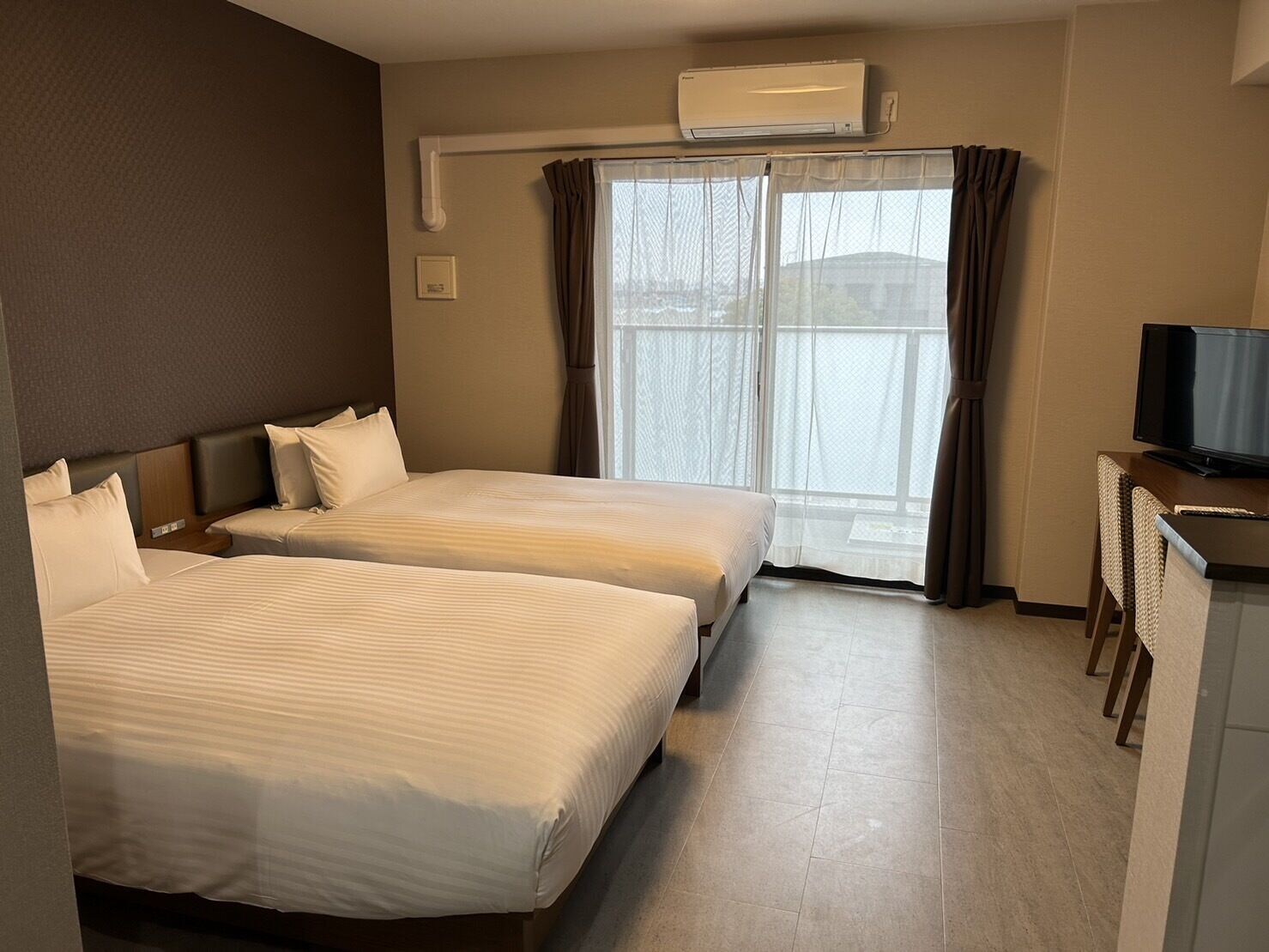 2 BEDROOMS, BASIC, TWIN BEDS