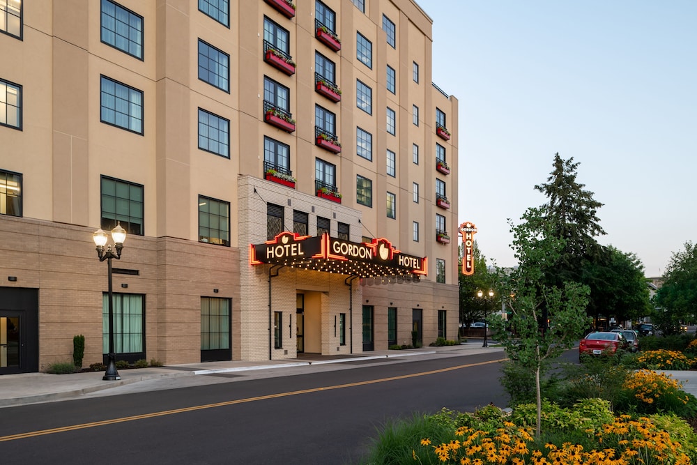 The Gordon Hotel 33/36