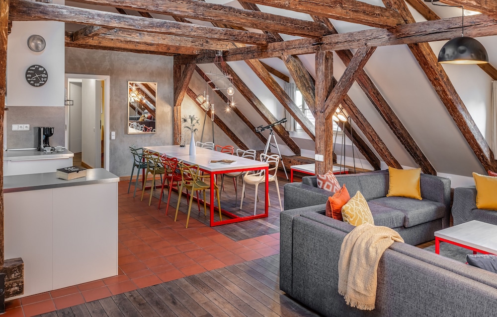 4 Arts Apartments by Adrez Living 25/52