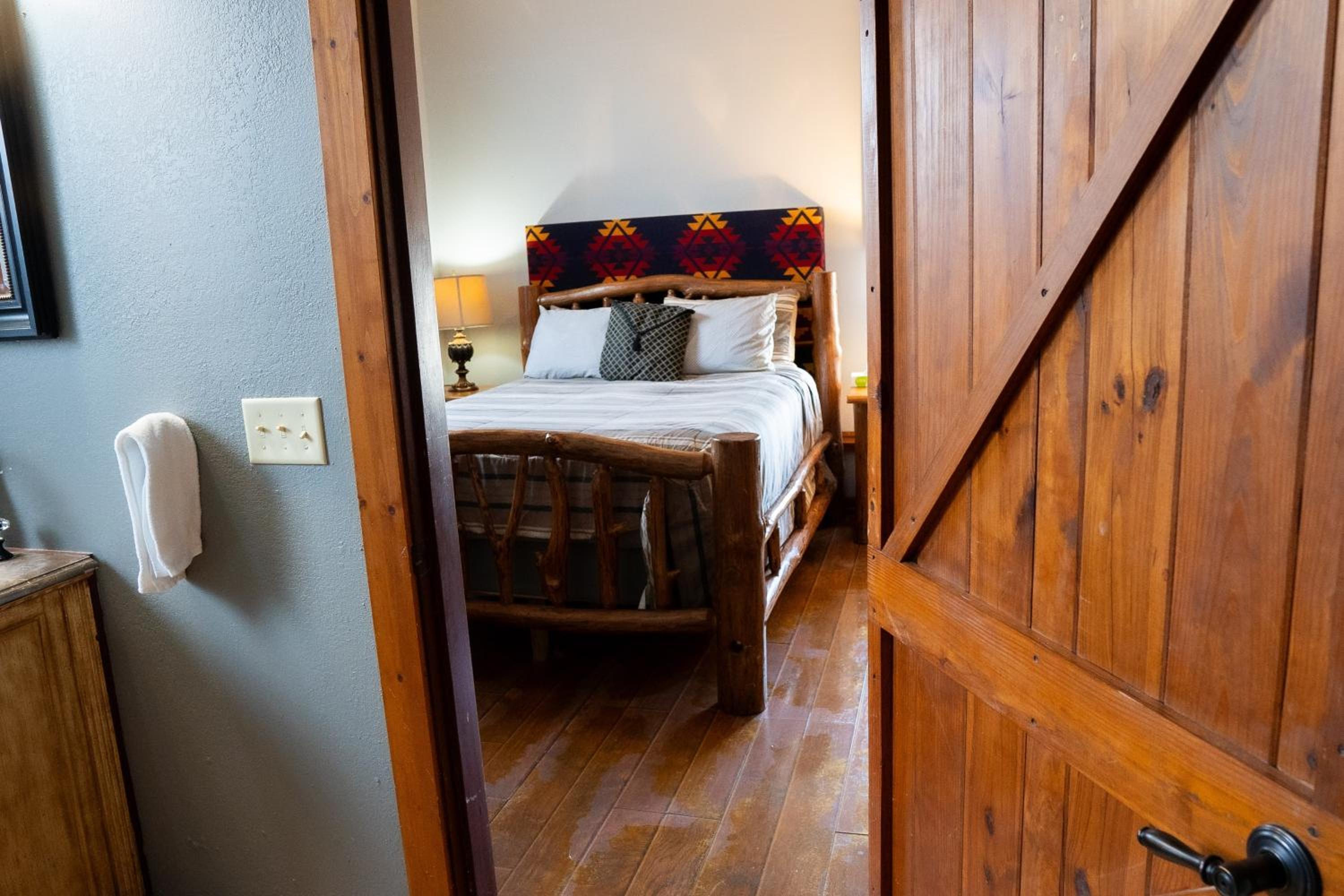 Premium, Cabin, Queen Bed, Oak Tree Hotel 8/10