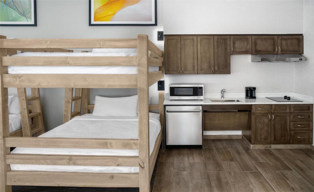 SUITE, BUNK BEDS, 2 QUEEN BEDS, CITY VIEW