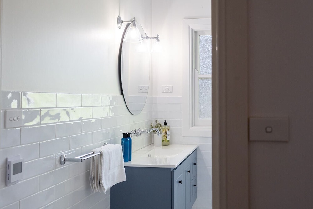 WHISPERING PINES BOUTIQUE ACCOMMODATION 50/50