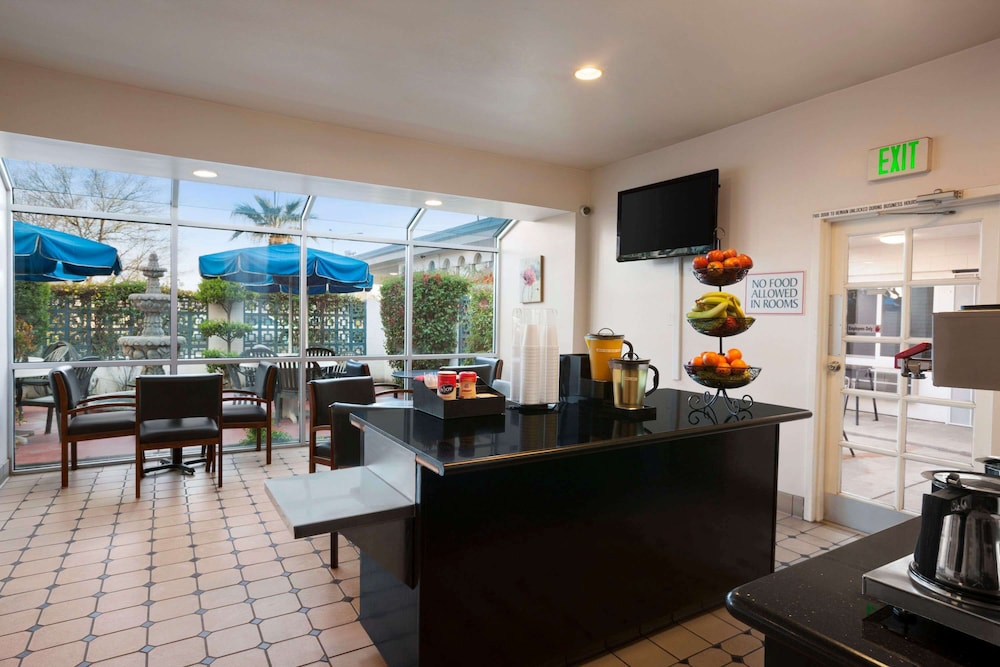 Travelodge By Wyndham Bakersfield 23/28