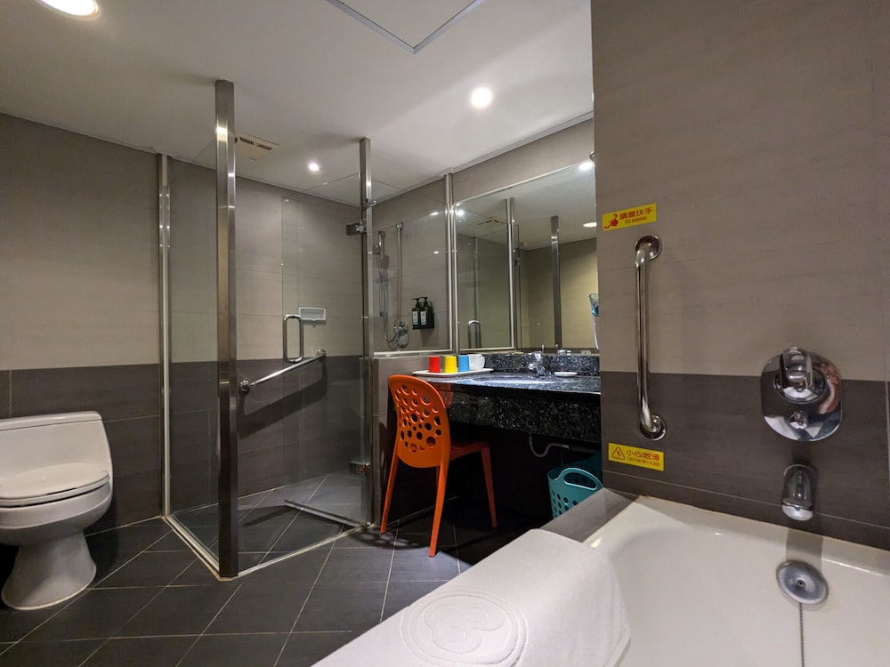 Howard Beach Resort Kenting 69/70